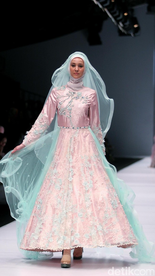 Koleksi brand dari Oki Setiana Dewi Bridal mengangkat Tema Sweet Lady  di Jakarta Fashion Week 2017. Senayan City. Jakarta. [Foto: Mohammad Abduh/Wolipop]