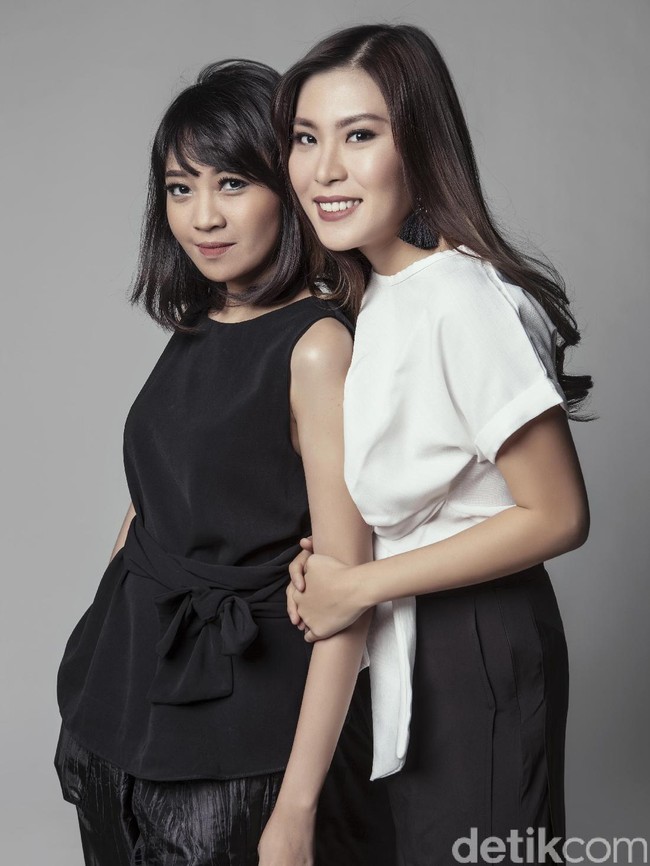 Fotografer: Zaky Akbar. Makeup Artist: Tim Wardah Cosmetics. Stylist: Alissa Safiera dan Daniel Ngantung. Model: Merrie Elizabeth & Ninda Ramandiani.