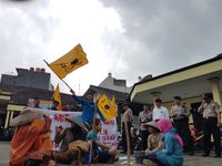 Mahasiswa Gelar Aksi Solidaritas Petani Majalengka di Mapolresta Sukabumi