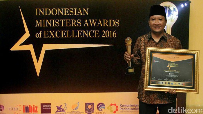 Bupati Irsyad Raih Penghargaan Best Innovative Figures of The Year 2016