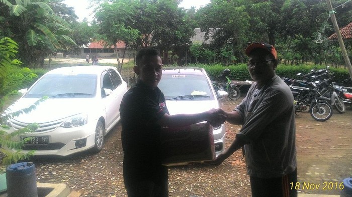 Klub Pecinta Toyota Etios Valco Bantu Korban Banjir Karawang