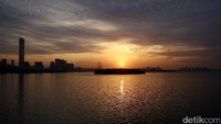 Ini penampakan indahnya matahari terbit di Danau Jinji, Suzhou, China, pada Rabu (16/11/2016).