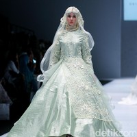 Koleksi brand dari Oki Setiana Dewi Bridal mengangkat Tema Sweet Lady  di Jakarta Fashion Week 2017. Senayan City. Jakarta. [Foto: Mohammad Abduh/Wolipop]