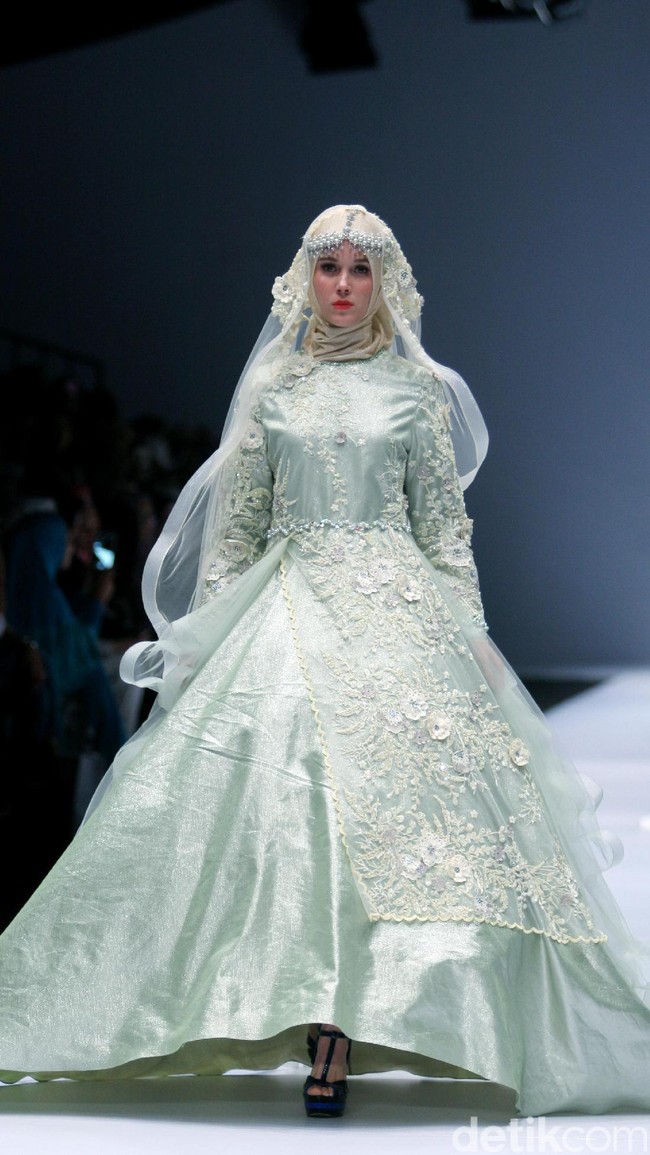 Koleksi brand dari Oki Setiana Dewi Bridal mengangkat Tema Sweet Lady  di Jakarta Fashion Week 2017. Senayan City. Jakarta. [Foto: Mohammad Abduh/Wolipop]