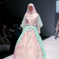 Koleksi brand dari Oki Setiana Dewi Bridal mengangkat Tema Sweet Lady  di Jakarta Fashion Week 2017. Senayan City. Jakarta. [Foto: Mohammad Abduh/Wolipop]