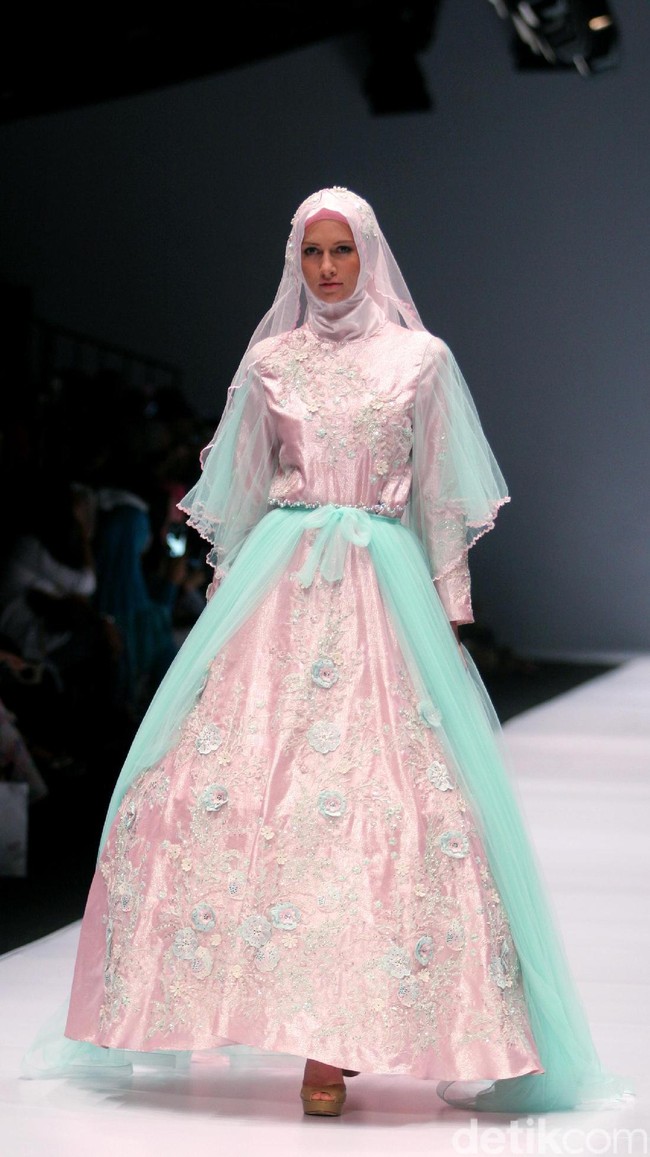Koleksi brand dari Oki Setiana Dewi Bridal mengangkat Tema Sweet Lady  di Jakarta Fashion Week 2017. Senayan City. Jakarta. [Foto: Mohammad Abduh/Wolipop]