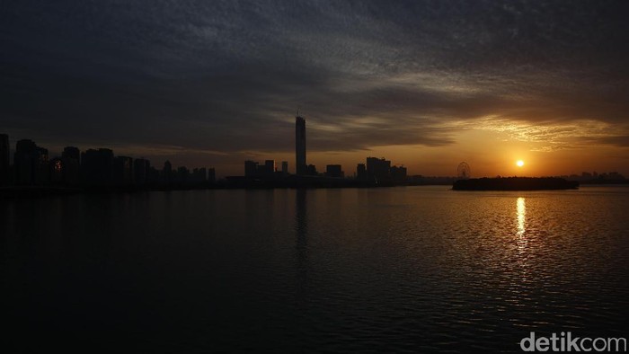 Mungkin, Golden Sunrise Terbaik China Ada di Danau Ini