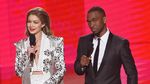 Love It! Deretan Penampilan Gigi Hadid di AMA 2016