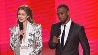 Gigi menjadi host bersama Jay Pharoah di acara musik tahunan tersebut. Kevin Winter/Getty Images/detikFoto.