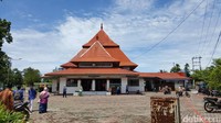 Soekarno tidak membangunnya dari nol, melainkan merancang ulang surau tua peninggalan Sentot Alibasyah, panglima perang Pangeran Diponegoro yang dulu juga dibuang ke Bengkulu. Atap berbentuk piramida adalah adaptasi terhadap bangunan tradisional Bengkulu (Fitraya/detikTravel)