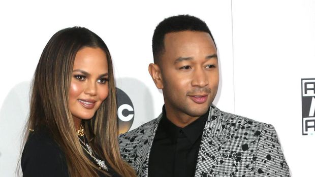 Chrissy Teigen Akui Kecantikannya Palsu, Pernah Botox Hingga Sedot Lemak