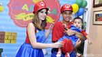 Cantiknya Nia Ramadhani Berkostum Mario Bros, Chrissy Teigen Nyaris Ekspos Organ Intim