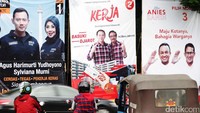 Baliho kampanye cagub dan cawagub DKI terpampang di pertigaan Patung Tani, Jakarta Pusat.