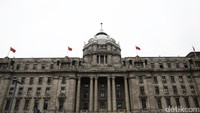 The Shanghai Bund memiliki puluhan bangunan bersejarah ditepi Sungai Huangpu, kawasan ini pernah yang pernah ditempati bank dan rumah-rumah perdagangan dari Inggris, Prancis, Amerika Serikat, Italia, Rusia, Jerman, Jepang, Belanda, dan Belgia.