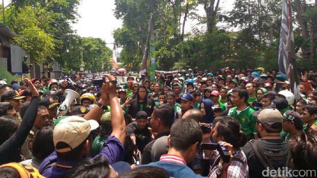 Gara-gara Tertibkan Spanduk Protes PSSI, Satpol PP Surabaya Didemo Bonek