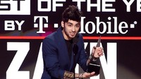 Zayn Malik juga berhasil memboyong piala dari kategori New Artist of the Year dan mendapatkan hadiah kecupan dari Gigi Hadid di belakang panggung. Kevin Winter/Getty Images/detikFoto.