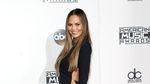Duh, Chrissy Teigen Nyaris Ekspos Organ Intim di AMA 2016