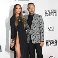 Sorotan tertuju pada penampilan istri John Legend, Chrissy Teigen, di AMA 2016. Betapa tidak, ibu dua anak itu muncul dengan gaun berbelahan tinggi hampir mengekspos selangkangannya. (Foto: Getty Images)