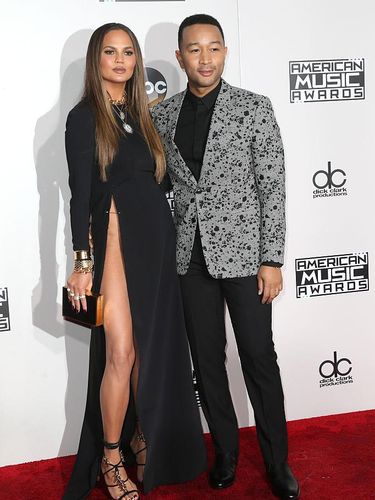 Pengakuan Chrissy Teigen yang Pernah Depresi Berat Pasca Melahirkan