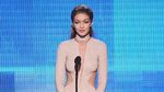 Love It! Deretan Penampilan Gigi Hadid di AMA 2016