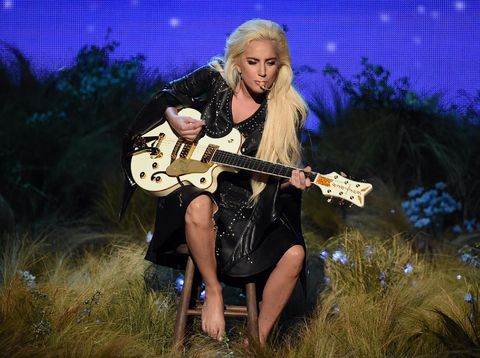 Tanpa Alas Kaki, Lady Gaga Tampil Memukau di American Music Awards 2016