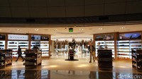 Pengunjung yang suka belanja dapat membeli barang branded seperti Armani, Bulgari, hingga Hermes yang glamor. Bagi traveler pebisnis, akan dimanjakan dengan fasilitas Al Mourjan Business Class Lounge.. (Fitraya/detikTravel)