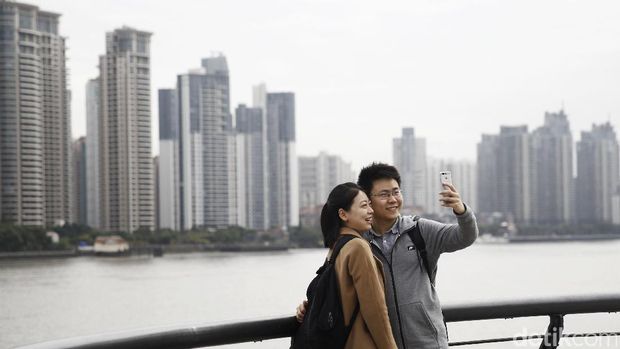 Wisatawan asyik berselfiria di The Bund (agung/detikTravel)