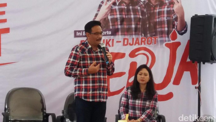 Ditemani Istri, Djarot Terima Aduan Warga di Rumah Lembang