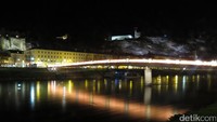 Kita bisa merasakan suasana romantis di sana. Dari seberang sungai, tampak bukit berbatu dengan Museum Haus der Nature Salzburg yang megah (Fitraya/detikTravel)