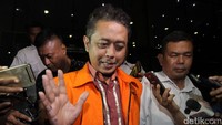 Handang Soekarno memakai rompi orange saat keluar gedung KPK.