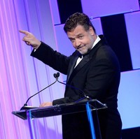 Russell Crowe yang pernah meraih Oscar bisa saja memilih hidup mewah dengan pendapatannya sebagai aktor. Namun dia memutuskan untuk tinggal di Australia dan hidup di desa. Untuk keseharian, dia memilih naik mobil jeep tua. Russell juga diketahui sering mendonasikan uangnya untuk sebuah sekolah di Montreal yang rusak akibat serangan teroris pada 2004. Foto: Kevork Djansezian/Getty Images