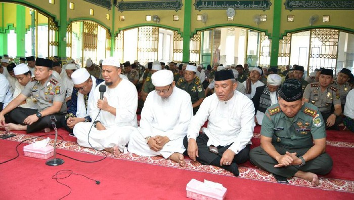 Ustad Arifin Ilham Pimpin Dzikir Bersama di Mapolres Depok