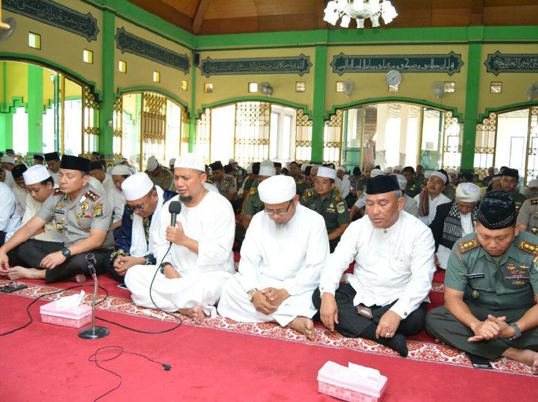 Foto: Ustad Arifin Ilham di Mapolres Depok Foto: Ustad Arifin Ilham di Mapolres Depok