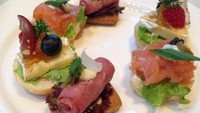 Keraton at The Plaza juga membuat kreasi lainnya. Berupa smoked salmon hingga beef pastrami sandwiches. 