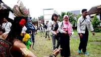 Risers disambut Tari Topeng Malangan saat tiba di Padepokan Asmoro Bangun.