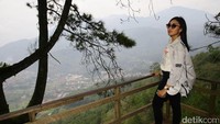 Lewat latar belakang berupa pemandangan indah dari perbukitan, sejumlah risers mengabadikan momen tersebut.