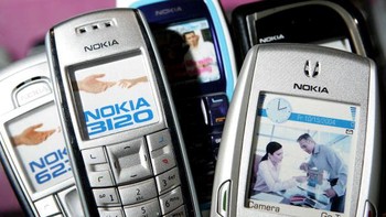 Ponsel feature phone yang tidak dibekali kamera semakin tragis nasibnya saat ini, meski mungkin masih ada yang menggunakannya sebagai ponsel kedua karena betrainya awet. Foto: Getty Images
