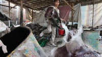 Siap menjemur patung fiber yang belum sepenuhnya kering. Proses ini memakan waktu 2 hingga 3 hari sampai selesai dicat dan siap dikirim ke produsen.