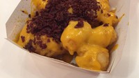 Mau yang lebih kenyang? Ada Bacon & Cheese Tot Fries sebagai pilihan. Kentang goreng jenis tots fries ini dilengkapi saus keju gurih dan serpihan bacon.