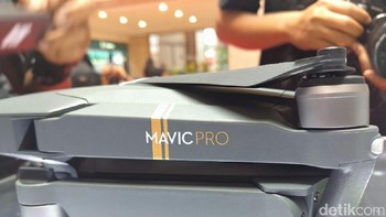 Mavic Pro akan menghindari rintangan yang ada di sekitarnya dengan cara sedikit menjauhinya. Bila dirasa jaraknya sudah aman dari rintangan, perangkat ini akan diam saja sambil melayang. Jadi pengguna juga tak perlu khawatir Mavic Pro terhempas ke tanah. Foto: detikINET/Yudhianto