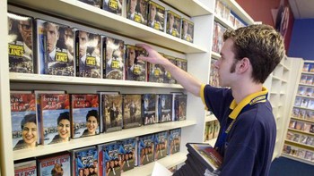 Peran DVD makin tergantikan streaming online, misalnya cukup menonton melalui Netflix. Foto: Getty Images