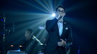 Dengan balutan jas hitam, ia membuka konsernya tersebut. (dok. Trinity Production)