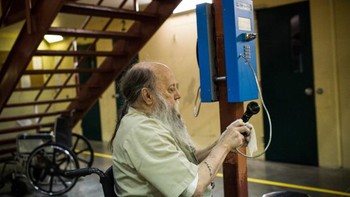 Telepon kabel, baik telepon umum maupun di rumah makin tidak laku karena merebaknya ponsel di semua kalangan masyarakat. Foto: Getty Images