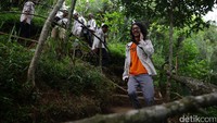 Ya, mereka harus melewati jalan setepak yang terjal.