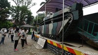 Risers melihat tank.