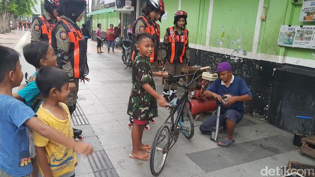 Keren, di Surabaya Ada Tim Undur-Undur Penjaga Pedestrian