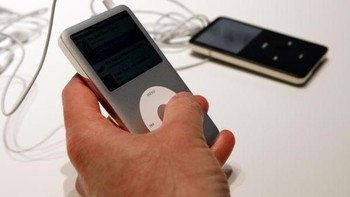 Pemutar musik digital semacam iPod dulu dianggap keren. Namun kini peminatnya semakin menurun dan Apple bahkan sudah tidak pernah lagi menelurkan versi baru iPod. Foto: Getty Images