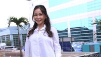 Usai acara tersebut wanita cantik berusia 36 tahun itu tampil dengan kemeja putih, celana panjang dan heels hitam. Pool/Ismail/detikFoto.