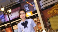 Pemeran Cessa dalam sitkom di Trans TV itu terlihat cantik mengenakan seragam karyawan berwarna biru. Pool/Ismail/detikFoto.