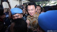 Ahok masuk ke kantor Bareskrim dengan dikawal beberapa polisi.